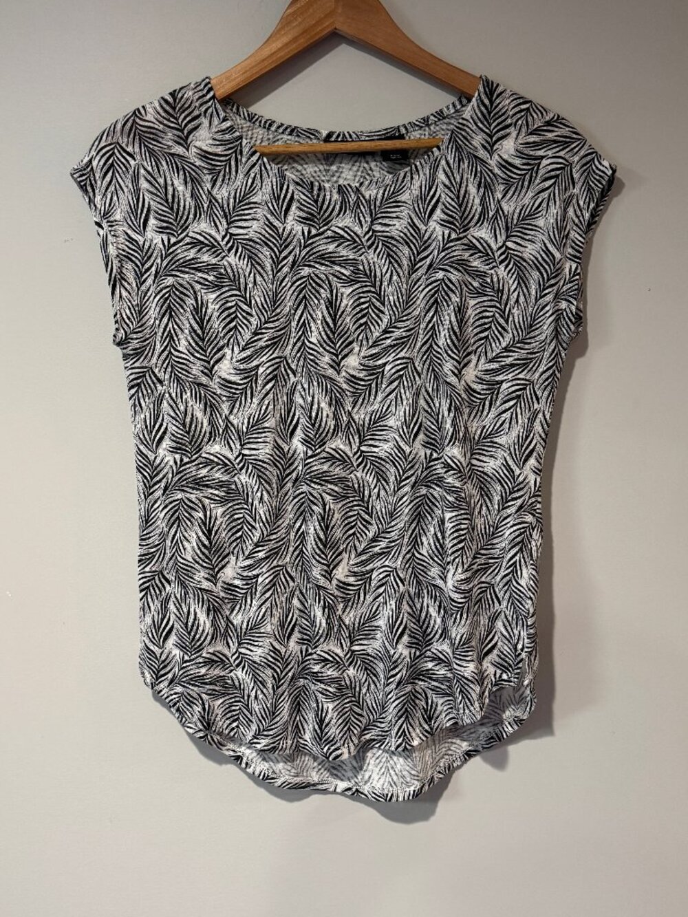Tahari 100% Linen Palm Leaf Print Cap Sleeve Top Black White Coastal Tropical S